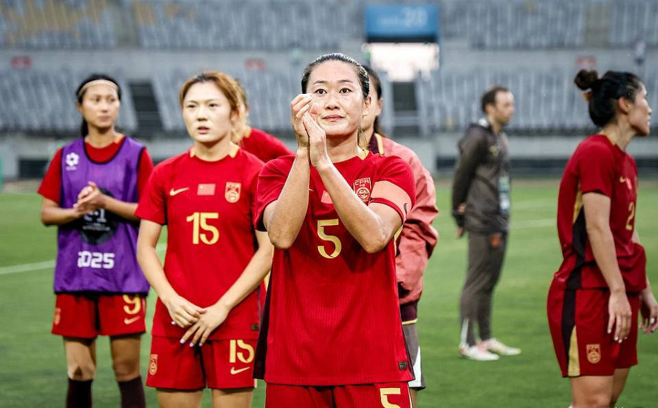中国女足战绩下滑，球员心态崩溃面对困境