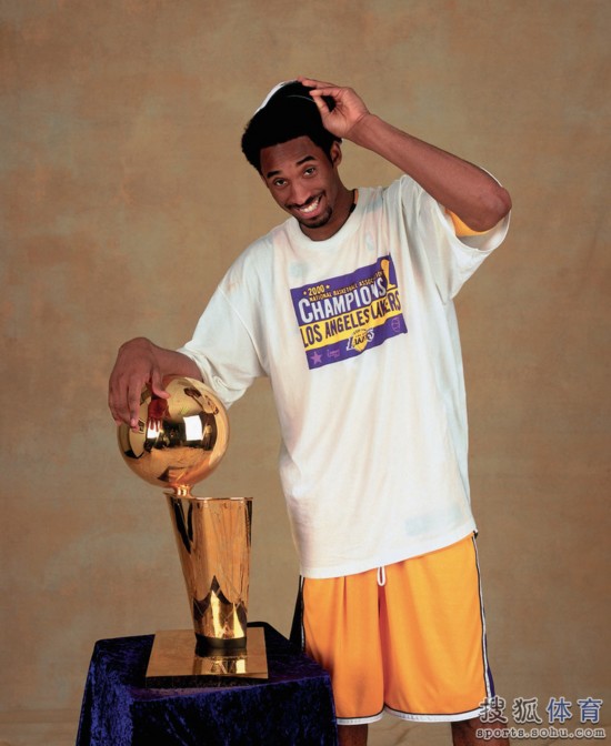 九游体育APP下载-欧洲篮球球员在赛场上奋力拼搏，争取荣誉和奖杯