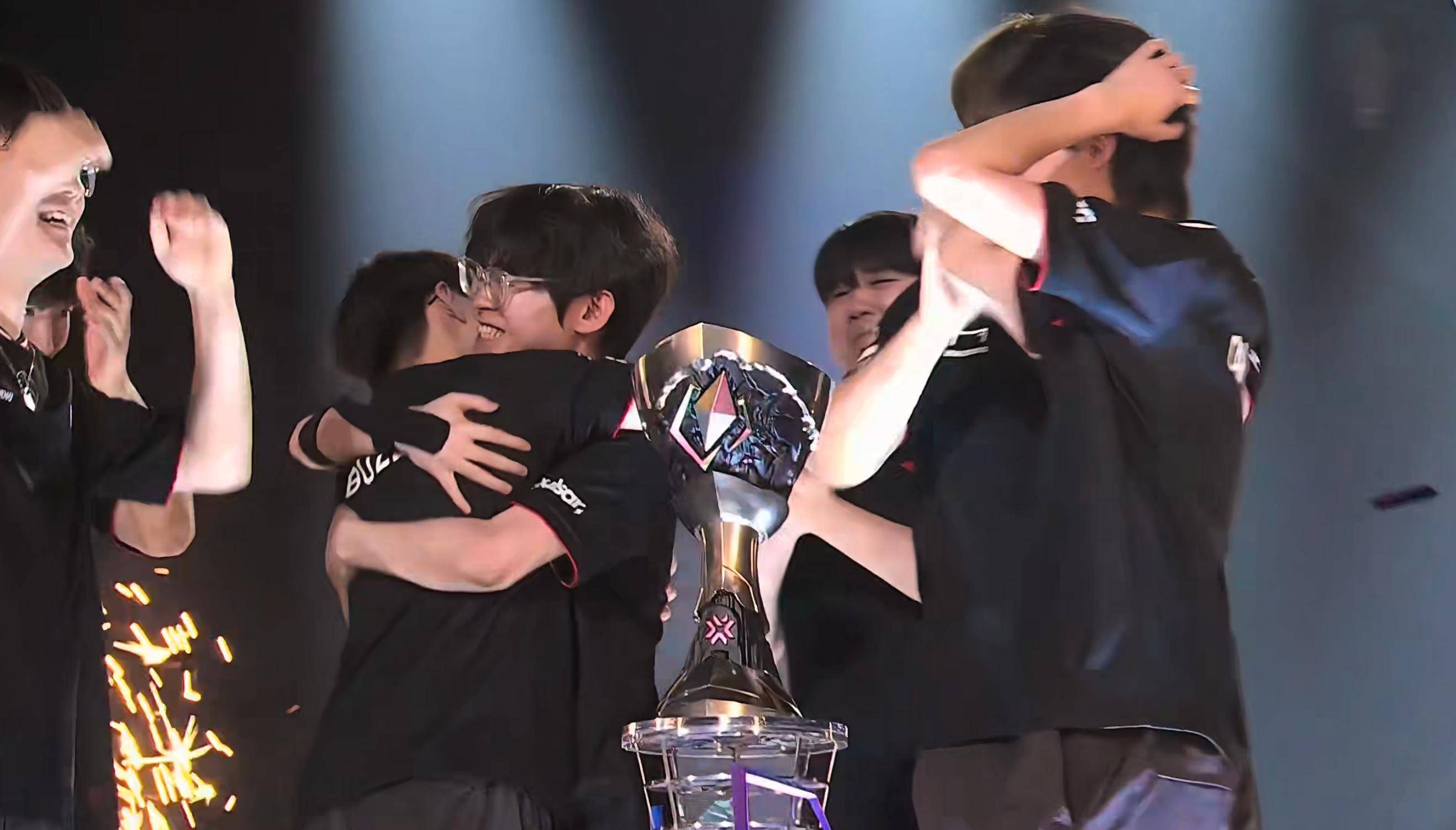 九游体育APP下载-100T力克CLG,BDD团战一打五鏖战多局小组赛,留下经典瞬间