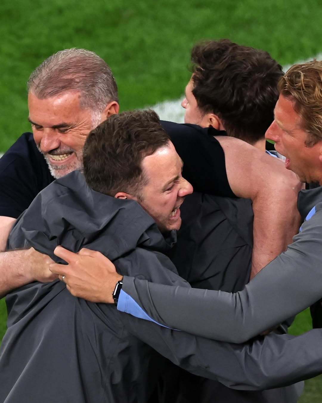 欧预赛竞技激烈，球迷热情高涨